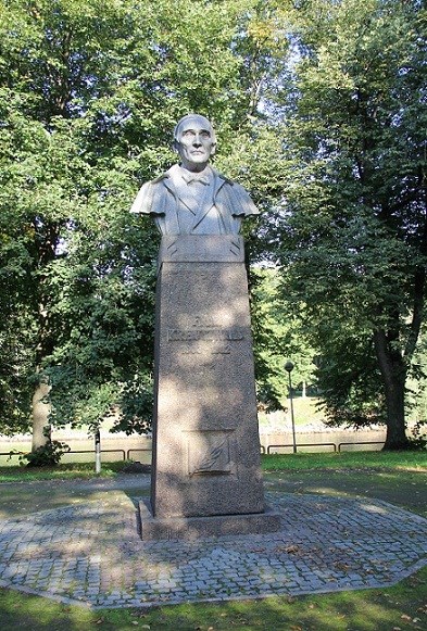 295-Памятник Крейцвальду
